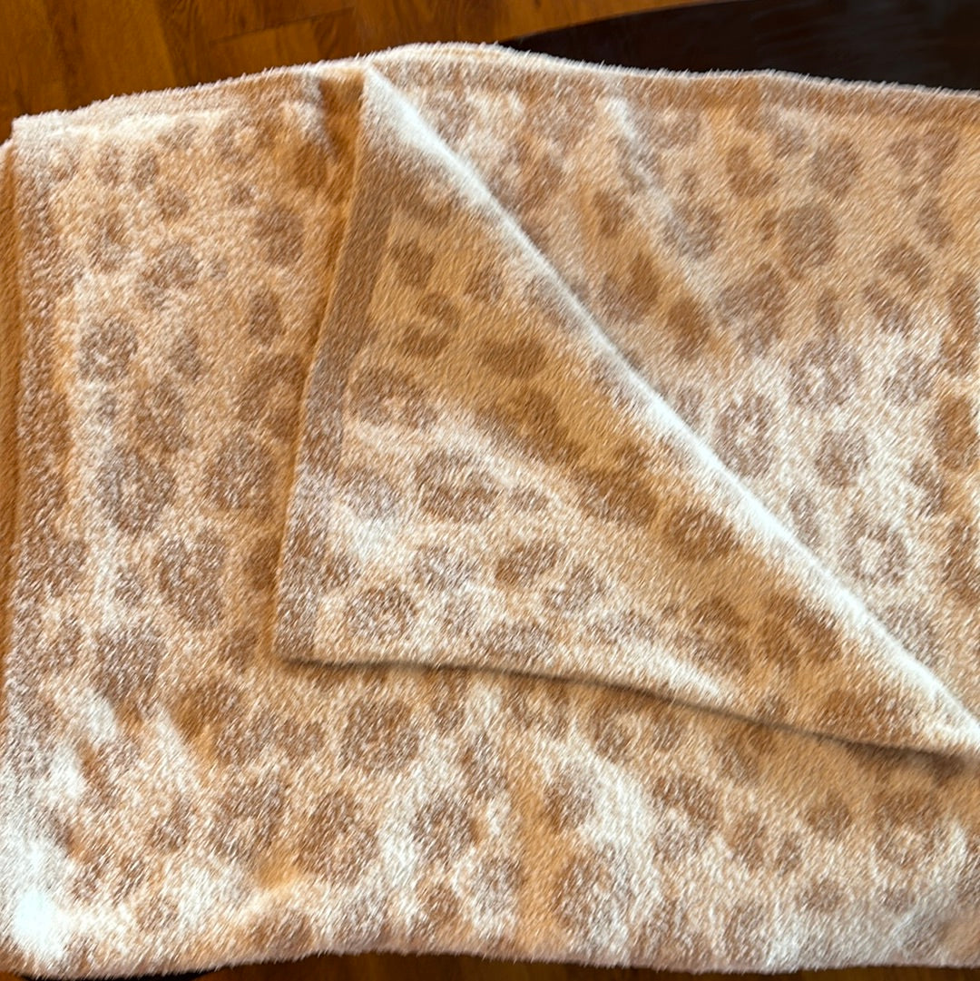 Leopard blanket cream